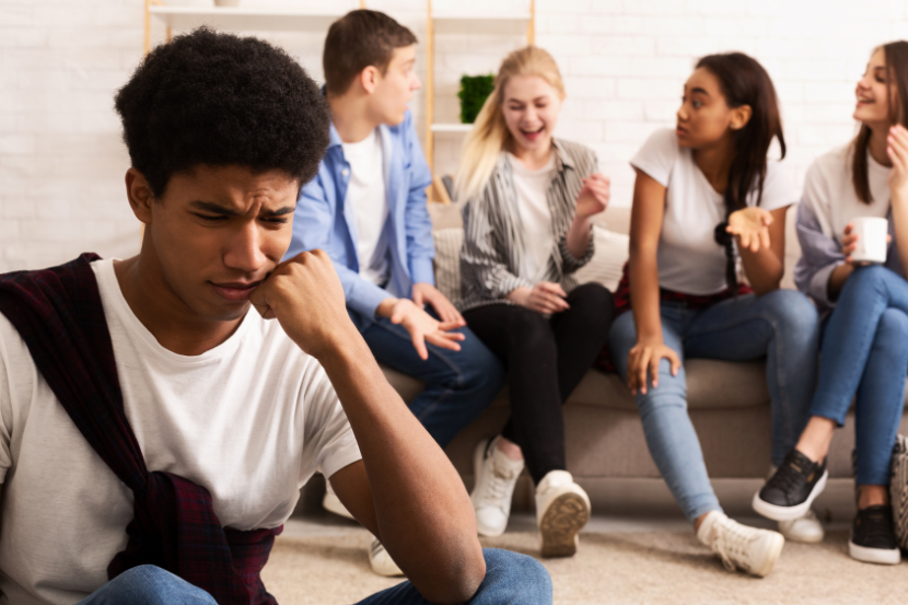 adolescente excluído sofrendo bullying dos amigos