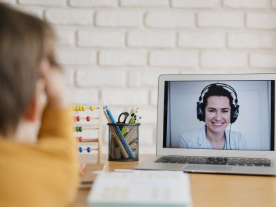 alunos estão aprendendo com as aulas online