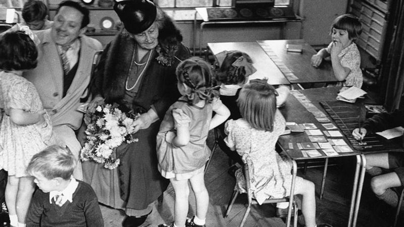 Maria Montessori e seu filho Mario em uma escola escola montessoriana