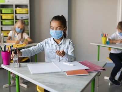 Como monitorar os sintomas de COVID-19 na escola