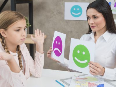 Menina e terapeuta com emoticons