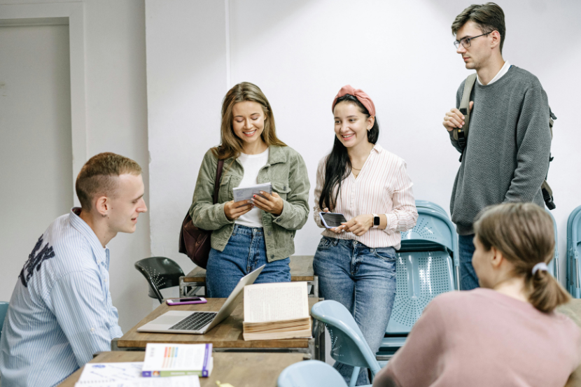 equipe pedagógica em reunião de planejamento escolar