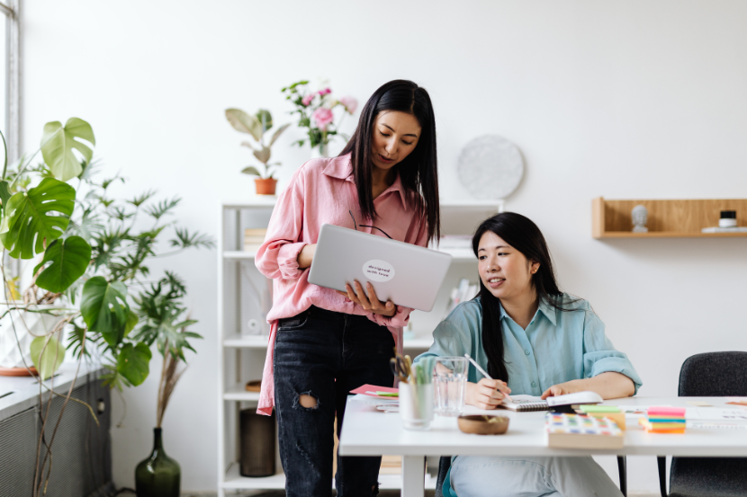 educadoras planejando atividades para o dia internacional da mulher na escola