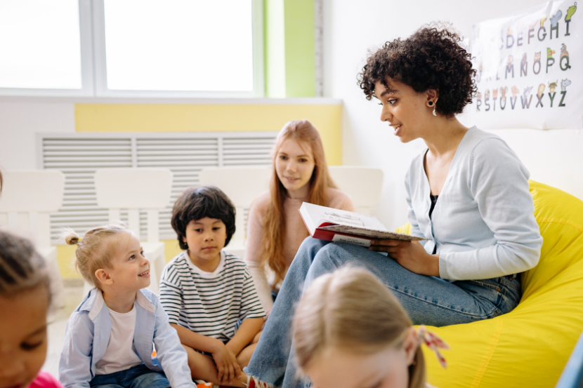 professora ensinando alunos no dia internacional da mulher
