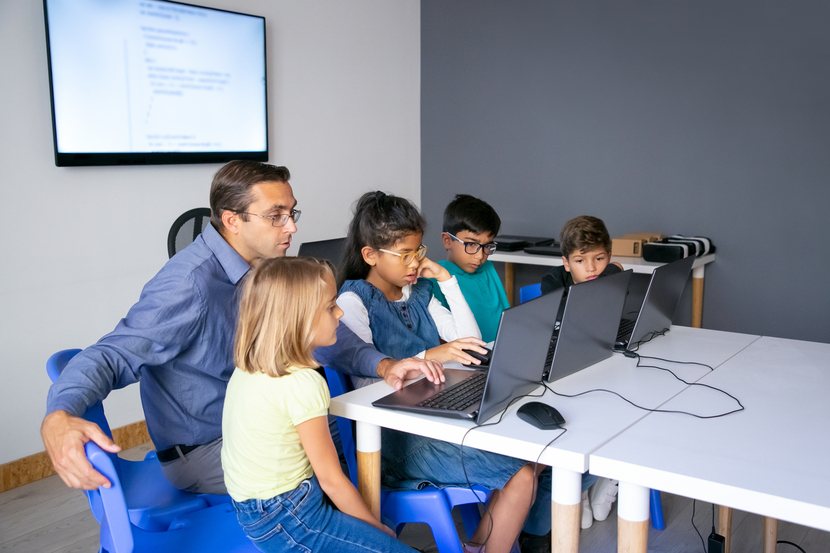 professor ensinando alunos com notebooks