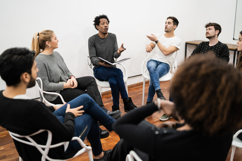 educadores em reunião de feedback para professores