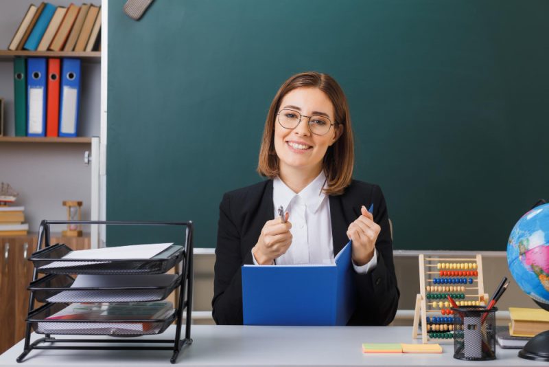 diretora de escola definindo o currículo escolar