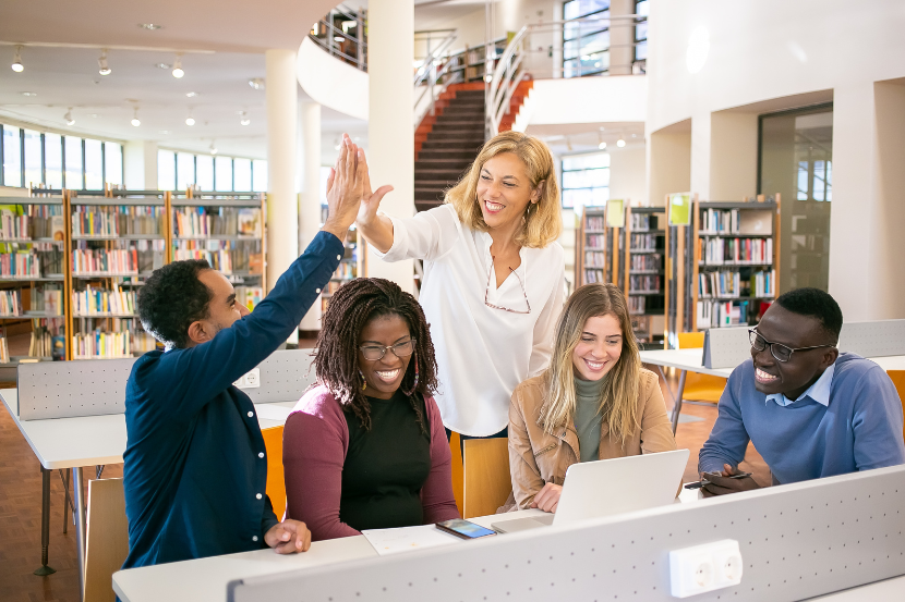 grupo de professores na escola comemorando