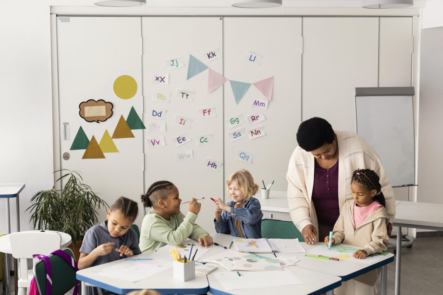 professora e alunos aplicando pedagogia-afetiva na escola