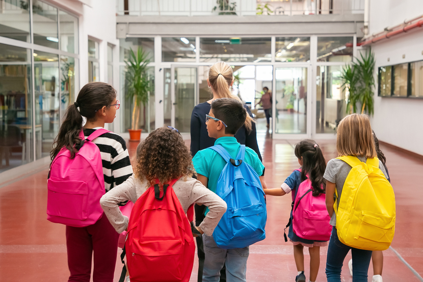 grupo de alunos em excursão escolar