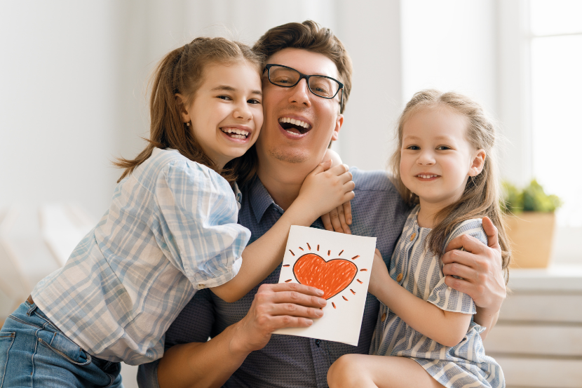 crianças abraçando pai com cartão dia dos pais para fazer com os alunos