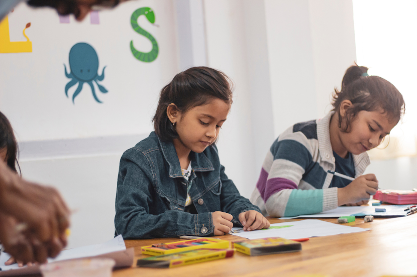crianças desenvolvendo atividades do dia dos pais