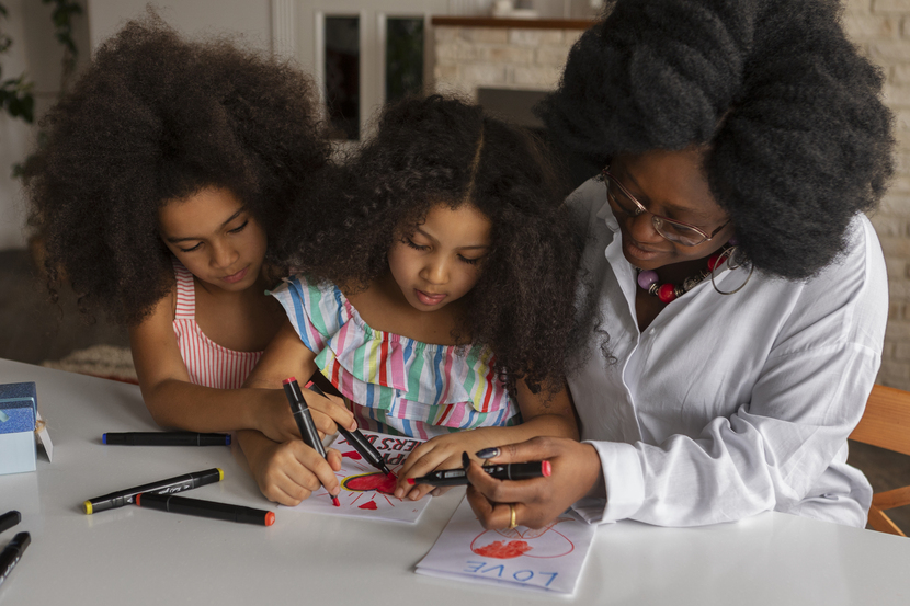 professora negra com crianças negras em atividades na escola