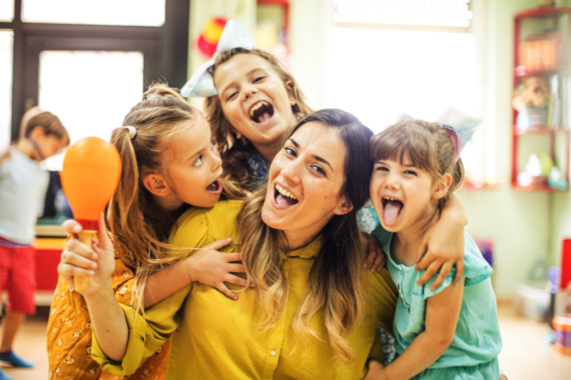 alunos abraçando professora em atividade para o dia do professor