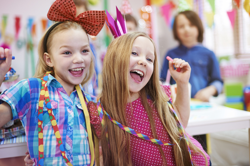 Duas meninas na escola no Carnaval