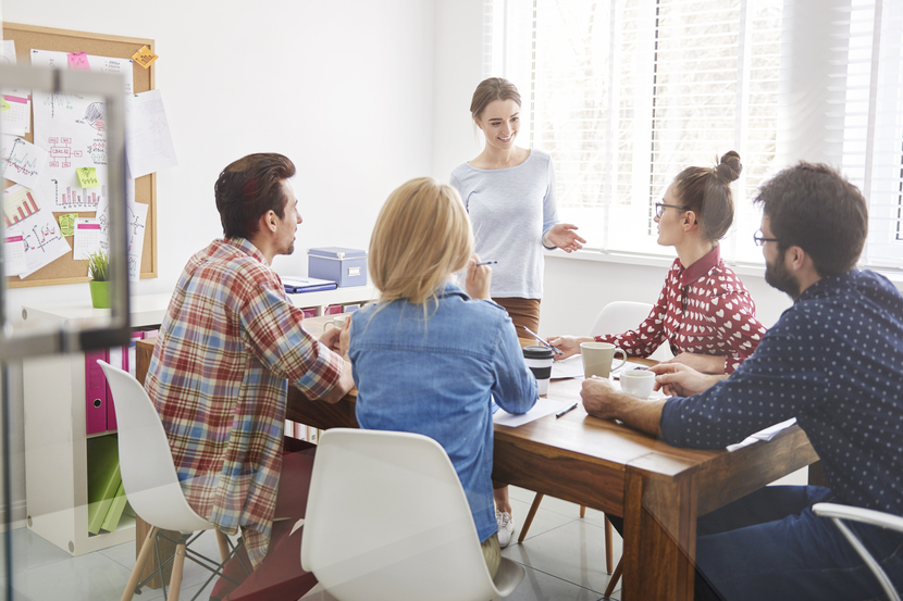 professores em reunião estratégica de plano de aula volta às aulas segundo semestre.