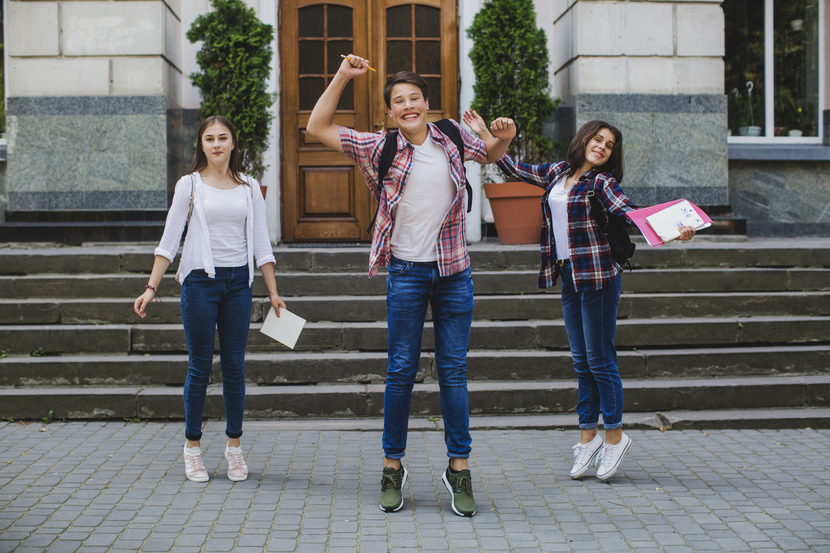 alunos felizes na escola para campanha de matrícula.