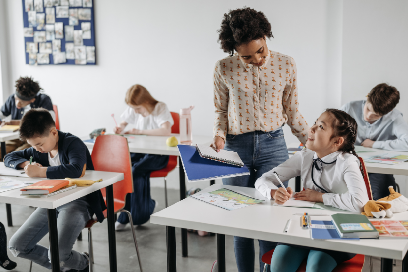crianças na sala de aula é o objetivo da busca ativa escolar