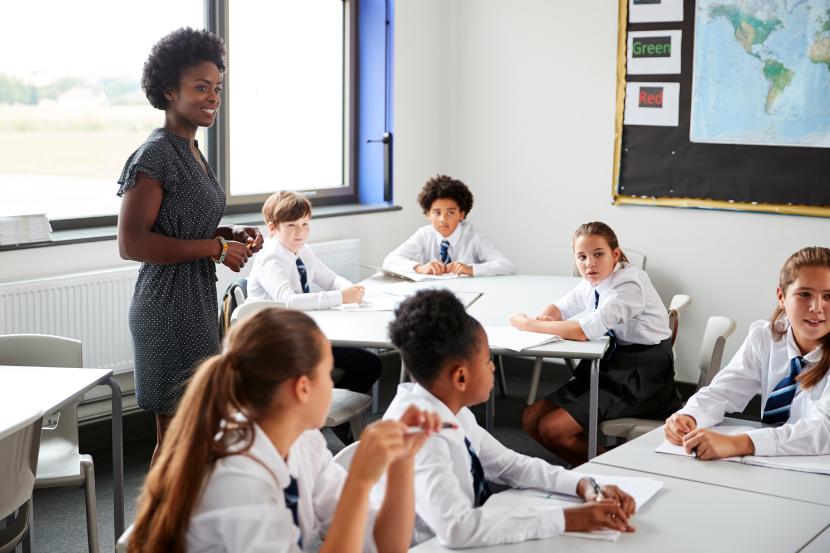 crianças em sala de aula com uniforme escolar