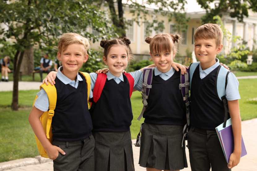 crianças uniformizadas mostrando a importância do uniforme escolar