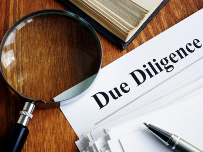 Lupa grande do lado esquerdo e sob ela um papel escrito "Due Diligence"