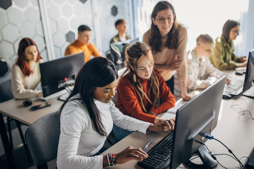 alunos do ensino médio em aula de informática