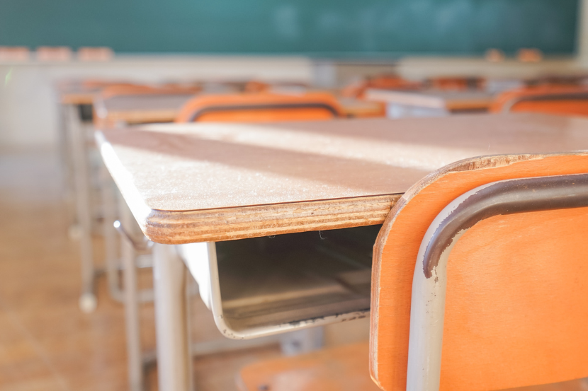 o que é o ideb. Sala de aula com foco em carteira escolar.