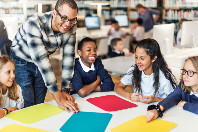 o que é o ideb: alunos na escola com professor