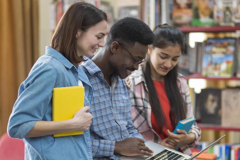 alunos do ensino médio consultando computador sobre programa pé-de-meia