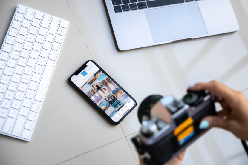 câmera, celular e computador como tecnologias de fotografia, representando o dia mundial da fotografia. 