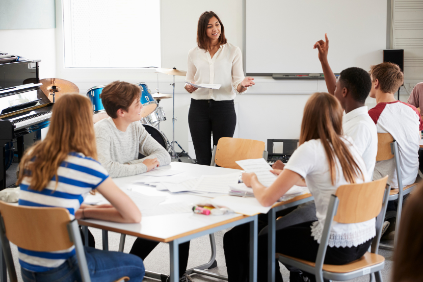 professora em sala de aula trabalhando o dia do folclore com o ensino médio