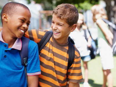 dois amigos se abraçando no dia do irmão na escola