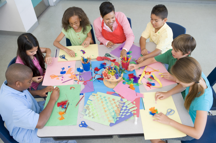 crianças de escolas em tempo integral trabalhando arte e cultura na escola