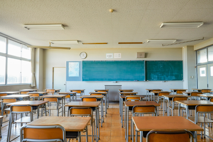 sala de aula representando atraso escolar