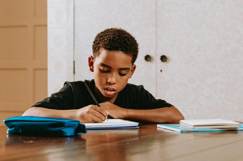 meninos negros são os que mais sofrem com atraso escolar