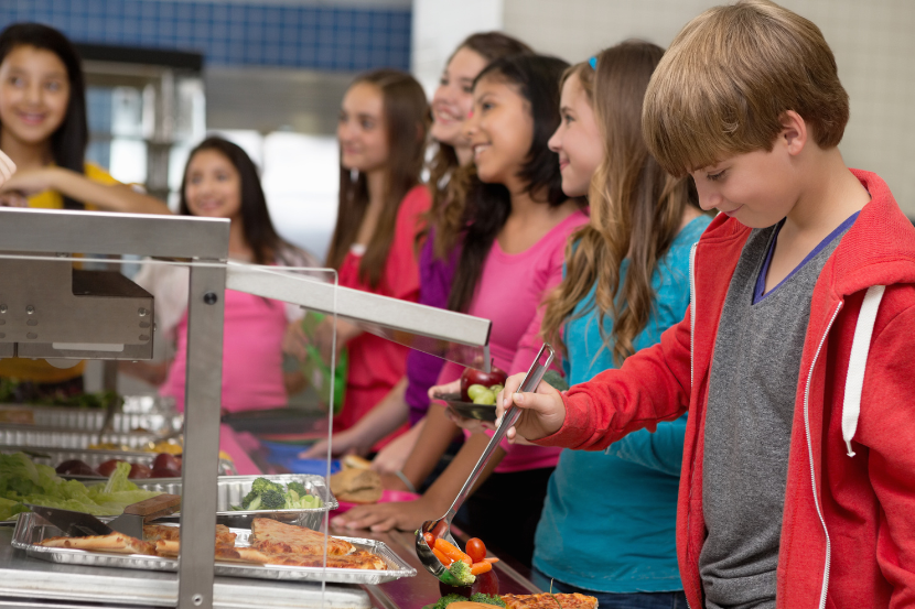alunos na fila para pegar comida na escola