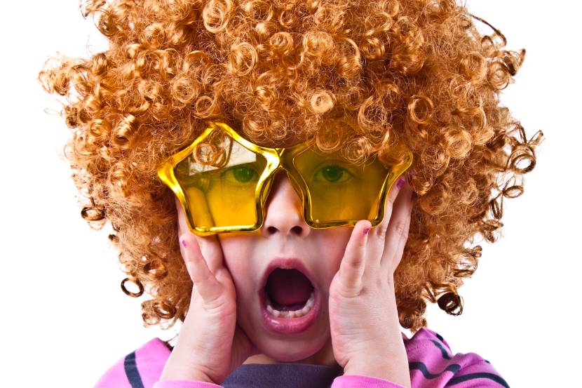 criança com cabelo maluco para semana maluca na escola