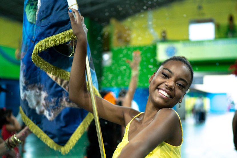menina feliz realizando atividades escolares dia da bandeira