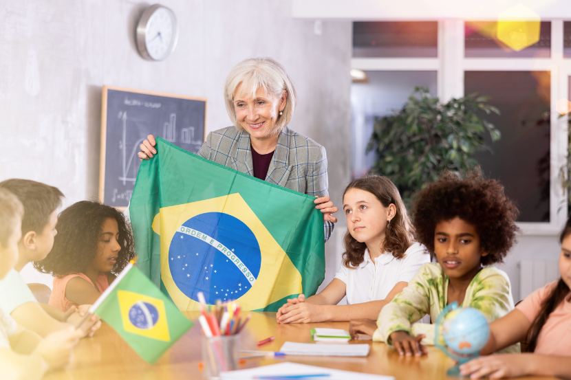 professora realizando atividade escolar sobre o dia da bandeira