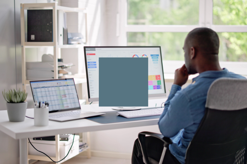 gestor avaliando principais kpis educacionais