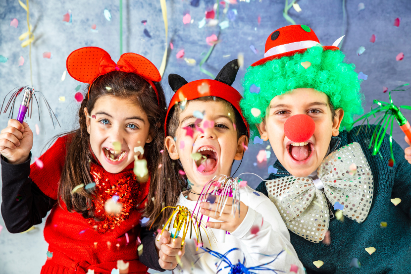 crianças fantasiadas no carnaval na escola