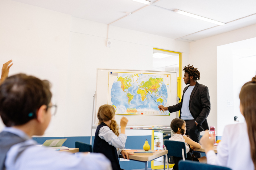 professor negro ensinando sobre história africana com educação antirracista na escola