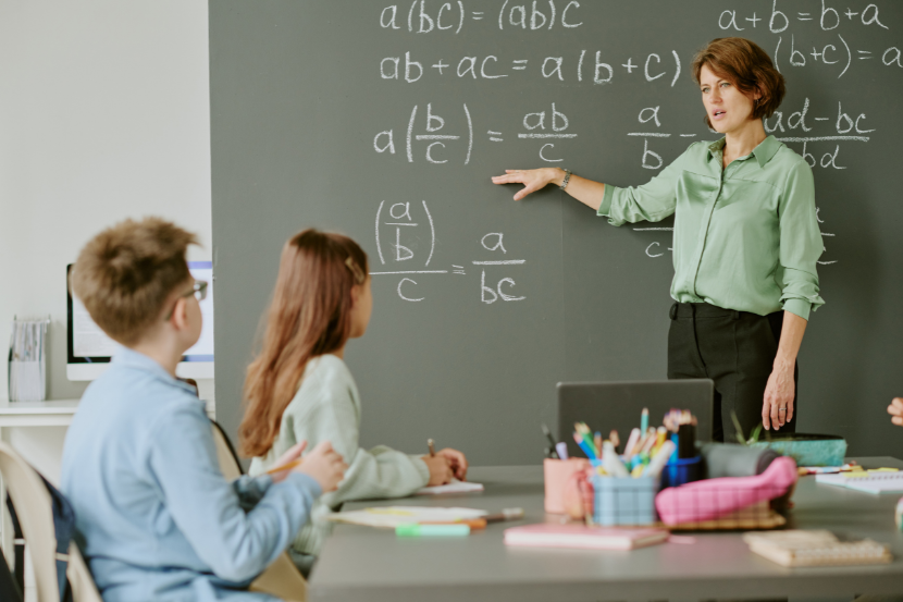 professora ensinando matemática aos alunos para Inscrição OBMEP 2026