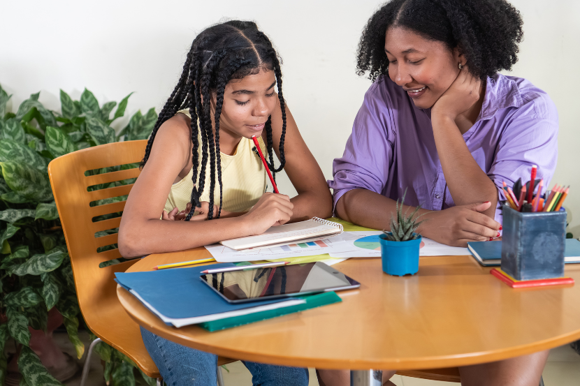 mãe ajudando filha a estudar para a olimpíada de português 2026