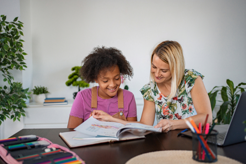 professora estudando matemática com aluna