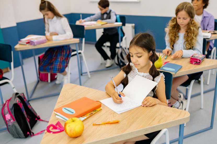 alunos em sala de aula estudando para olimpíada de português 2026