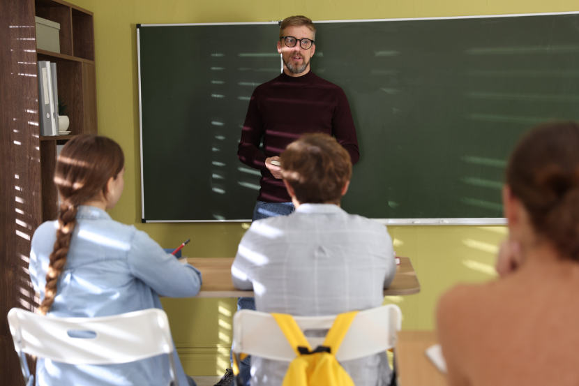 professor ensinando sobre Tiradentes em sala de aula