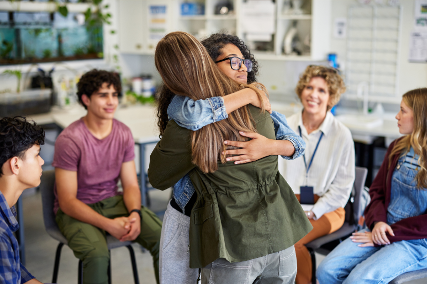 alunos em dinâmica no dia do abraço na escola
