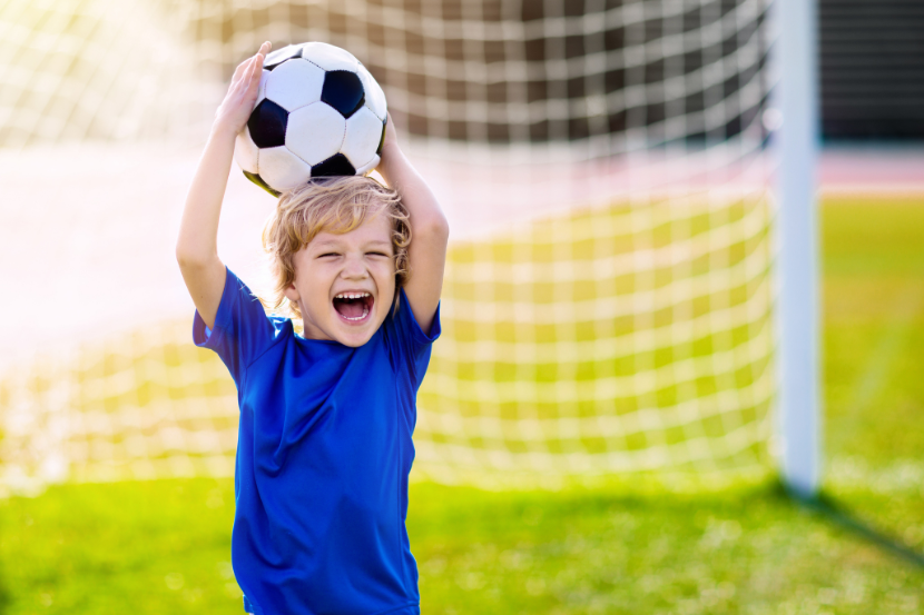 criança da educação infantil em atividade sobre a copa do mundo na escola