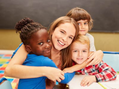 professora abraçando alunos no dia do abraço na escola